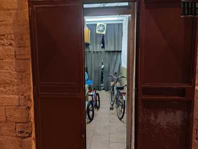 ...ed ecco che accanto a un distributore h24 vediamo aprirsi l�officina priva d�insegna di D�Agostino